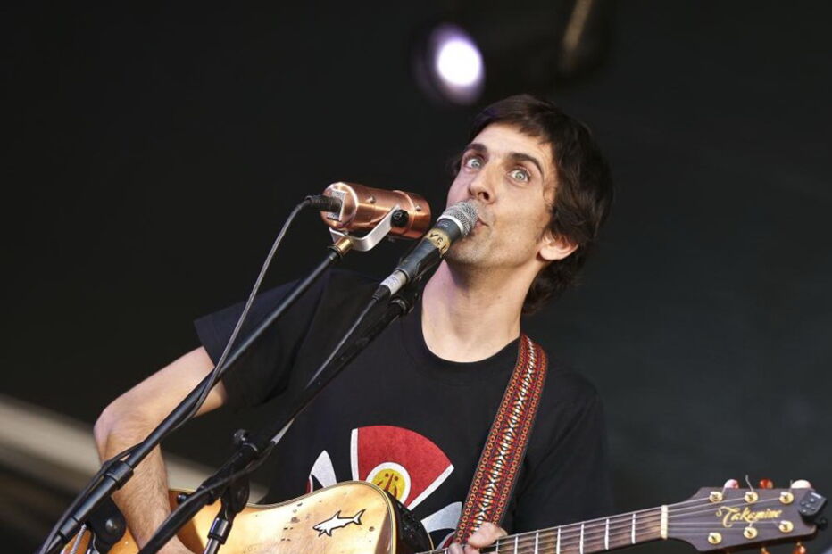 Manel Cruz em concerto, em 2015