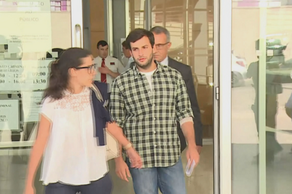 Aluno que aterrou na Caparica à saída do tribunal
