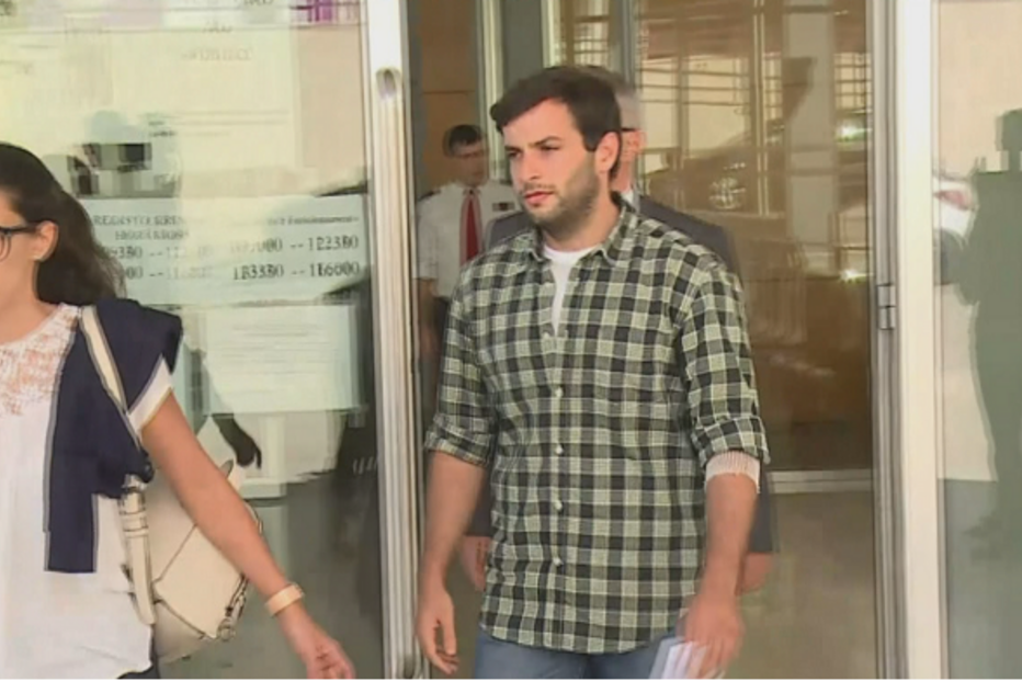 Aluno que aterrou na Caparica à saída do tribunal