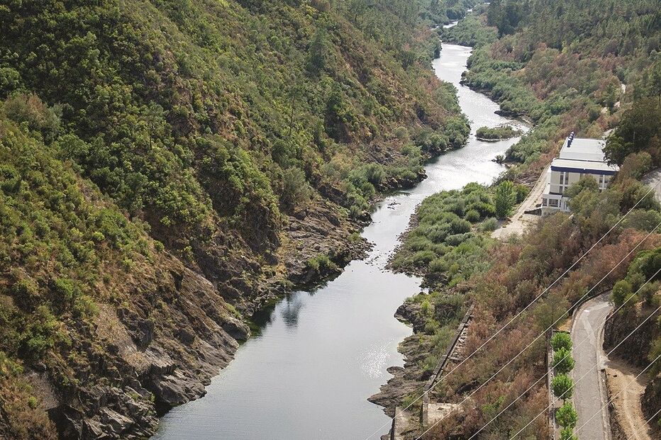 As barragens estão com pouca água, refletindo a seca que assola o País 