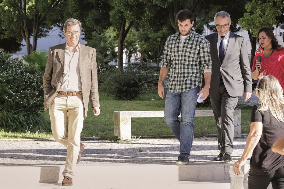 Conde de Almeida (à esquerda) dava instrução de navegação ao aluno Rui Relvas