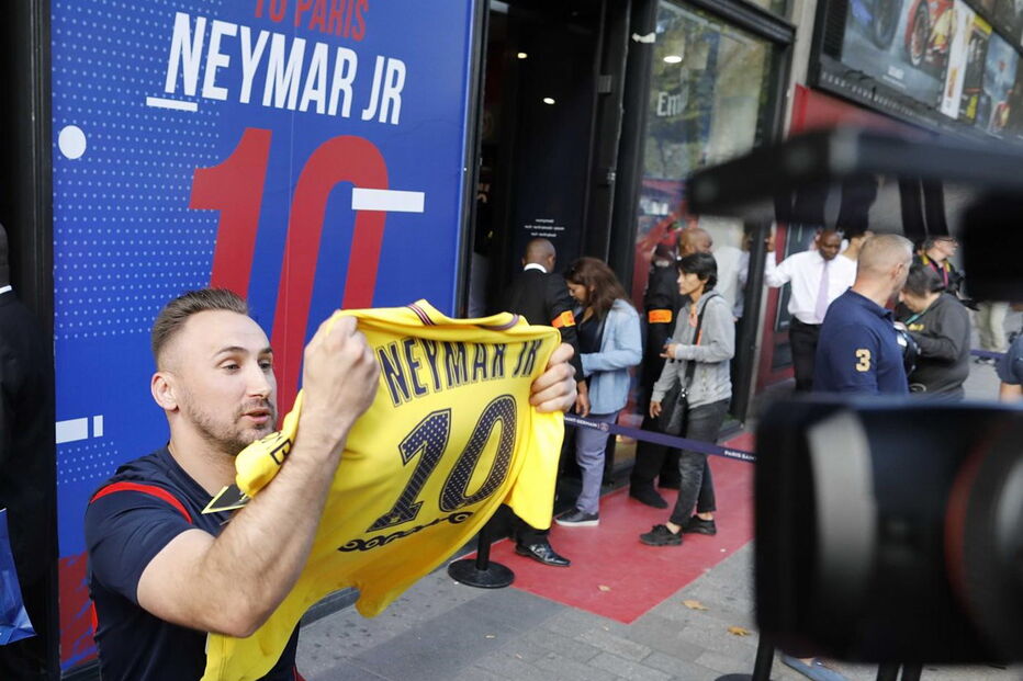 Neymar apresentado no Paris Saint Germain