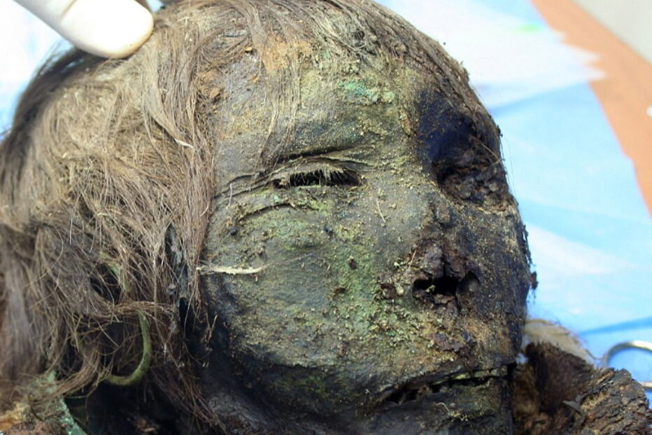 Princesa é encontrada 900 anos depois com cabelo e pestanas