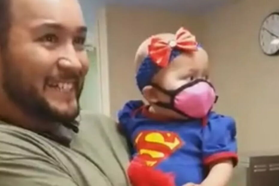 Bebé vestida de supermulher