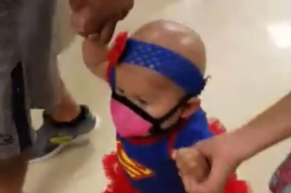 Bebé vestida de supermulher