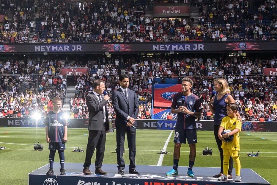 Neymar foi apresentado aos adeptos de PSG, mas ainda não pode jogar