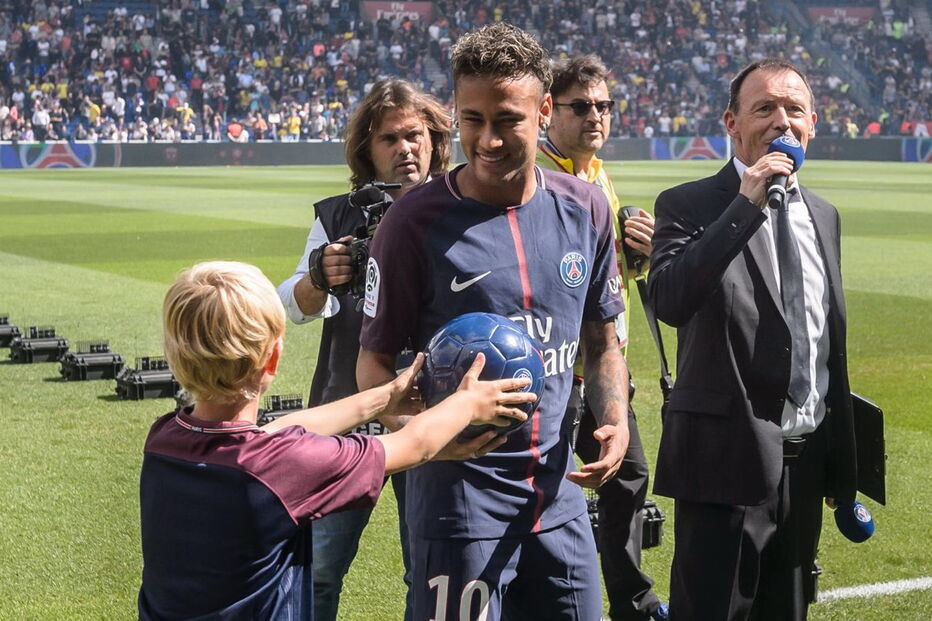 Neymar foi apresentado aos adeptos de PSG, mas ainda não pode jogar