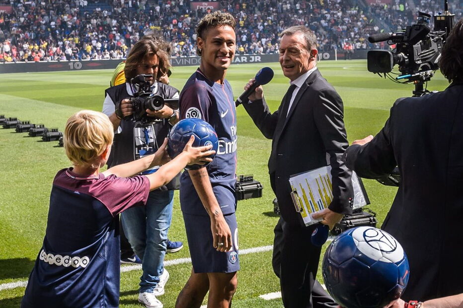 Neymar foi apresentado aos adeptos de PSG, mas ainda não pode jogar