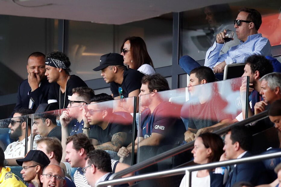 Neymar foi apresentado aos adeptos de PSG, mas ainda não pode jogar