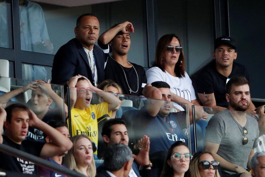 Neymar foi apresentado aos adeptos de PSG, mas ainda não pode jogar