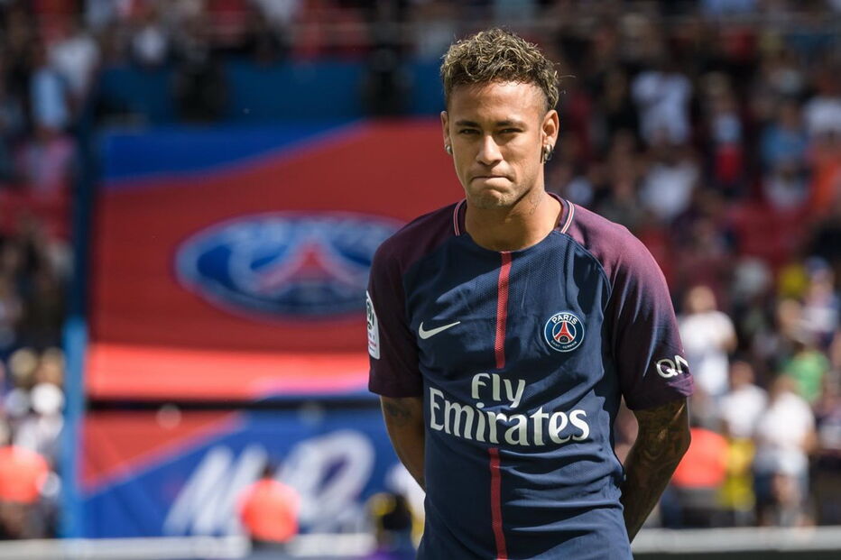 Neymar foi apresentado no PSG, mas ainda não jogou