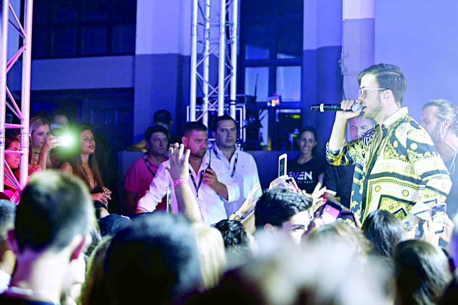 David  Carreira atuou sempre observado, ao longe, pela namorada  