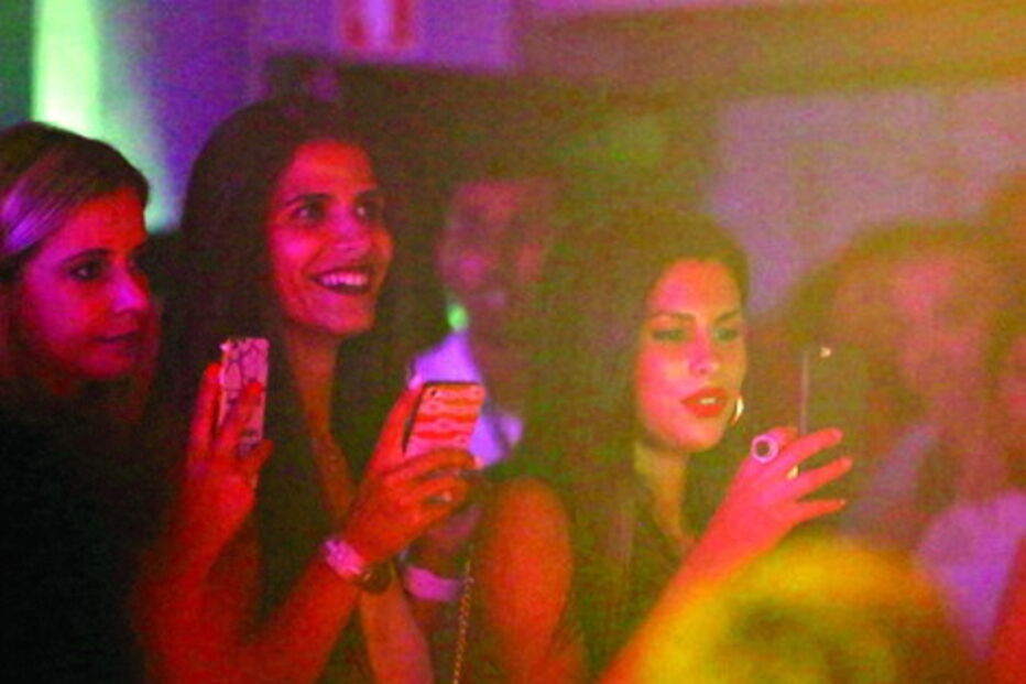 David Carreira atuou sempre observado, ao longe, pela  namorada  