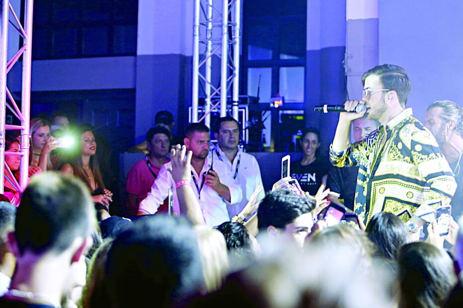 David Carreira atuou sempre observado, ao longe, pela  namorada  