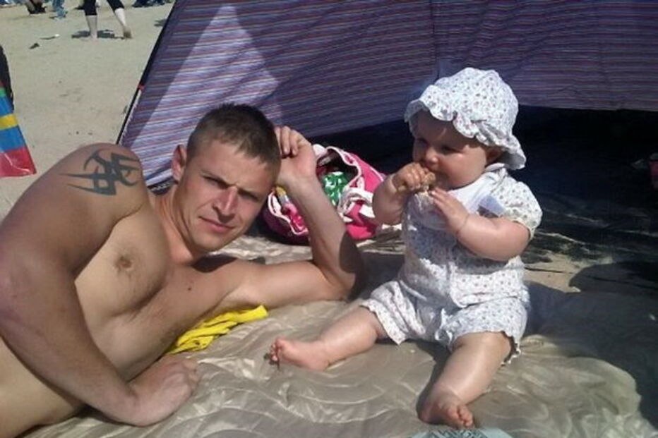 Adam tinha três filhos e estava noivo da companheira