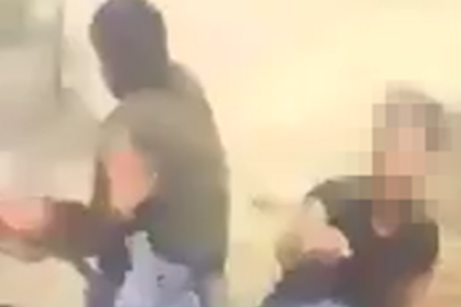 Refugiados são agredidos e humilhados