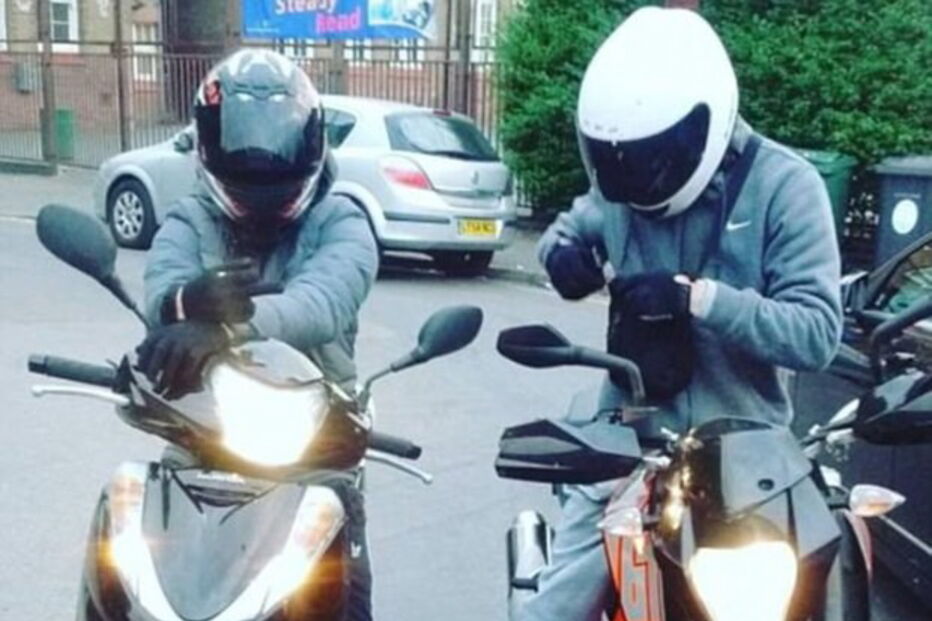 O grupo intitula-se por 