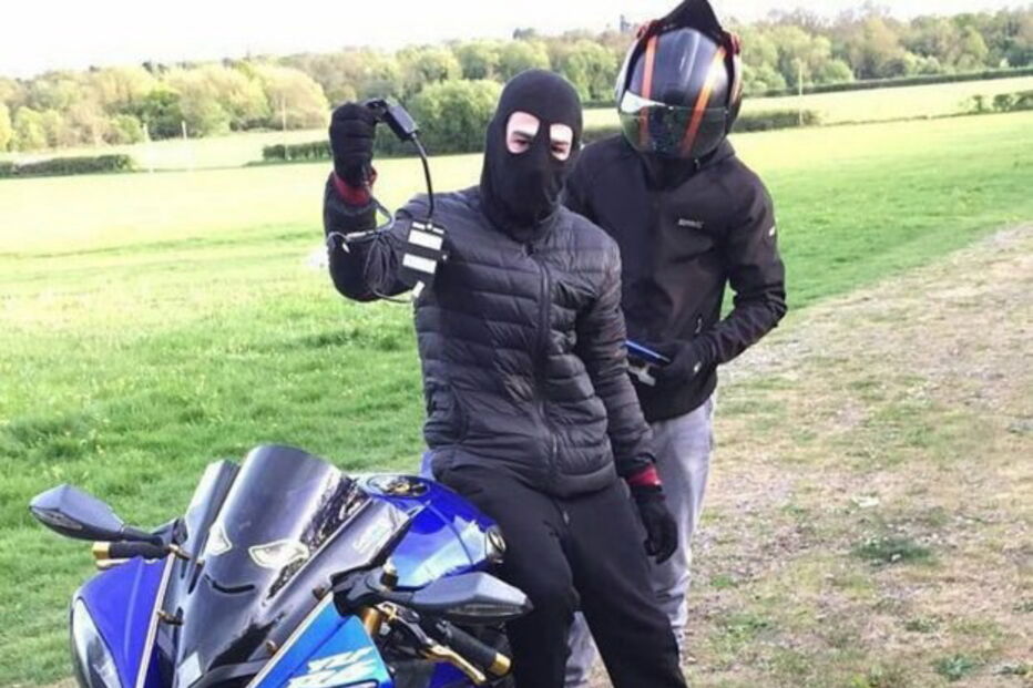 O grupo intitula-se por 