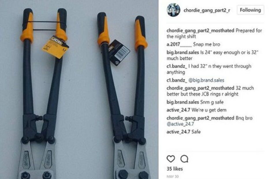 O grupo intitula-se por 