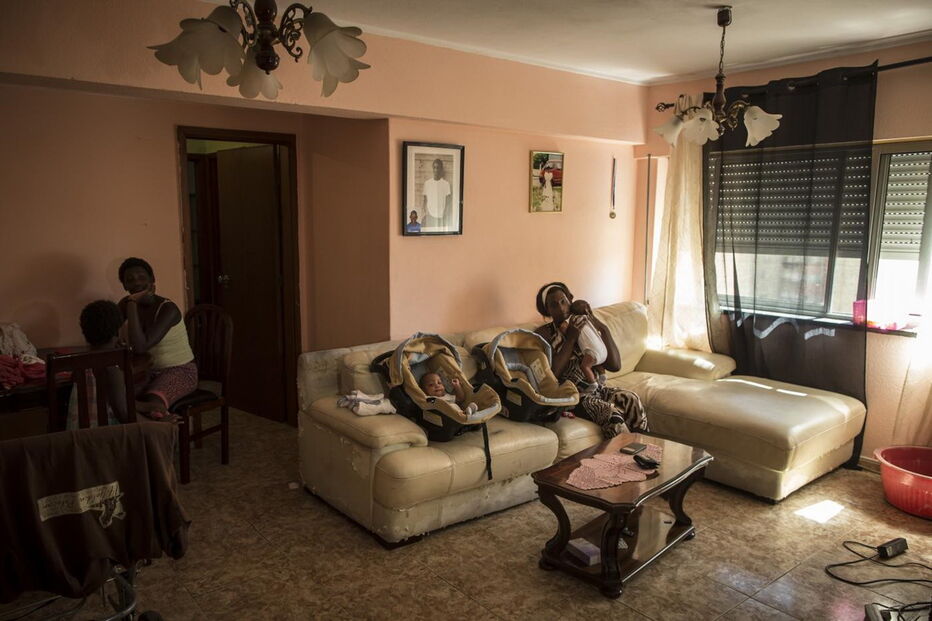 Anabela Furtado vive com os 4 filhos numa casa da Gebalis