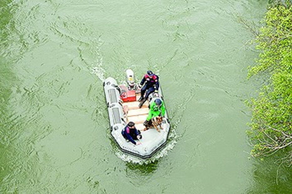 Bombeiros fizeram buscas no rio