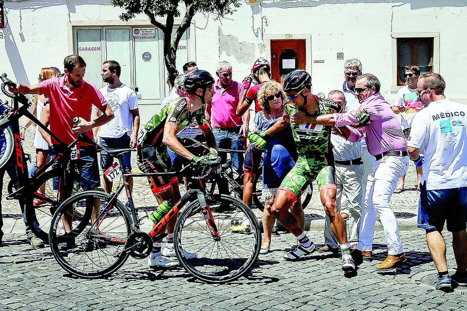 Várias quedas marcaram, pela negativa, a segunda etapa da Volta. As pessoas que assistiam à etapa, em Borba, deram apoio ao francês Stéphane Poulhies   