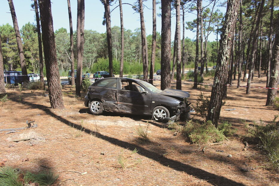 Viatura onde seguiam as duas vítimas, de 22 e 34 anos, ficou bastante danificada após o despiste aparatoso