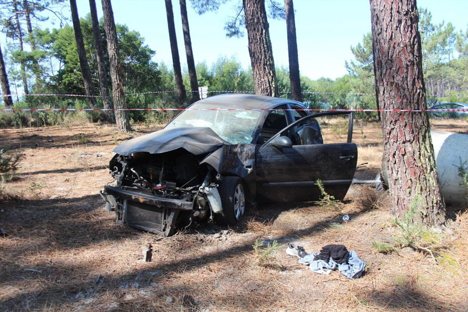 Viatura onde seguiam as duas vítimas, de 22 e 34 anos, ficou bastante danificada após o despiste aparatoso