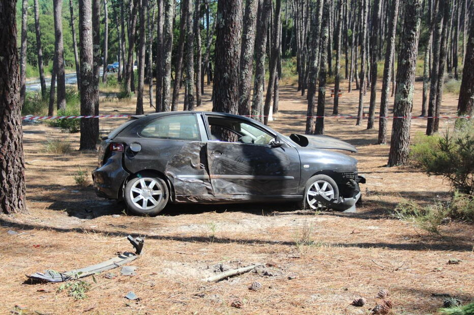 Viatura onde seguiam as duas vítimas, de 22 e 34 anos, ficou bastante danificada após o despiste aparatoso