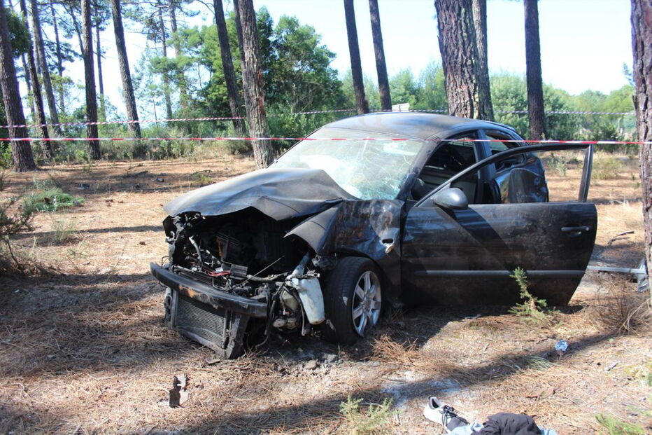 Viatura onde seguiam as duas vítimas, de 22 e 34 anos, ficou bastante danificada após o despiste aparatoso