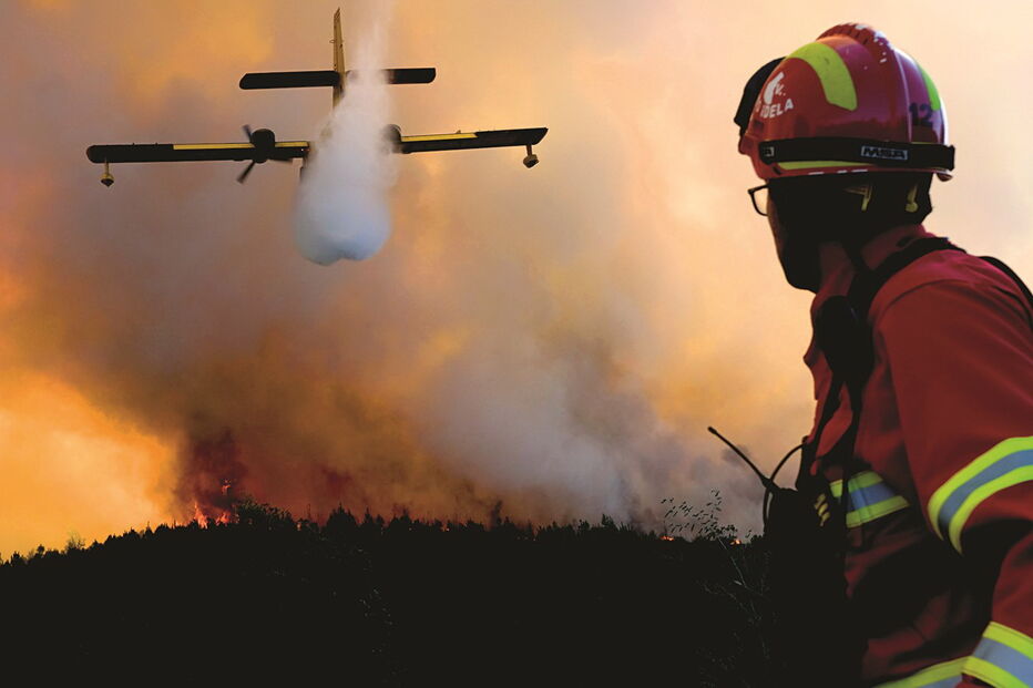 Durante o dia de ontem foram mobilizados 31 meios aéreos que ajudaram no combate às chamas 