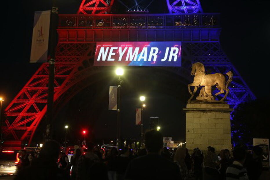 Tributo feito na Torre Eiffel