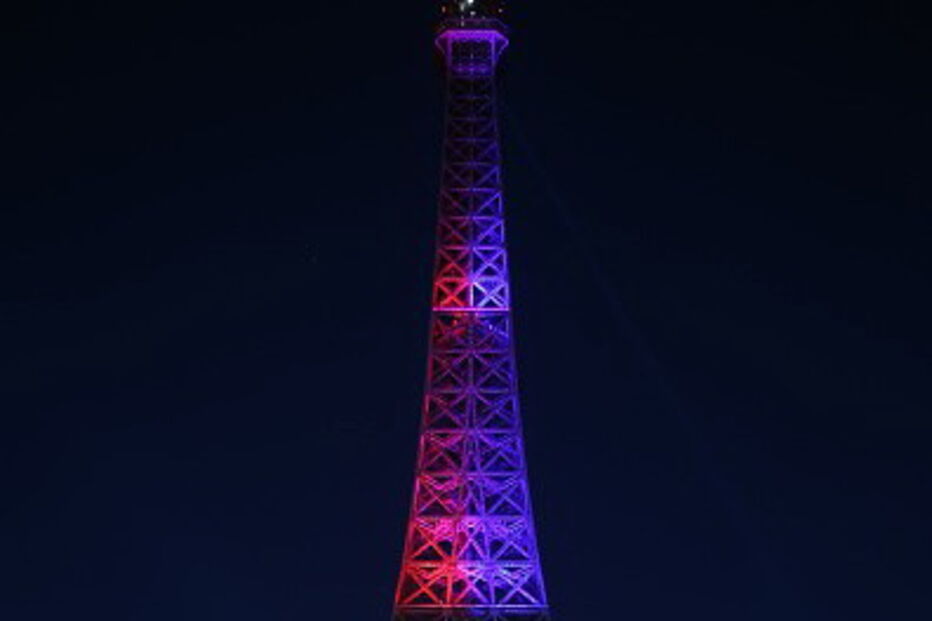 Tributo feito na Torre Eiffel