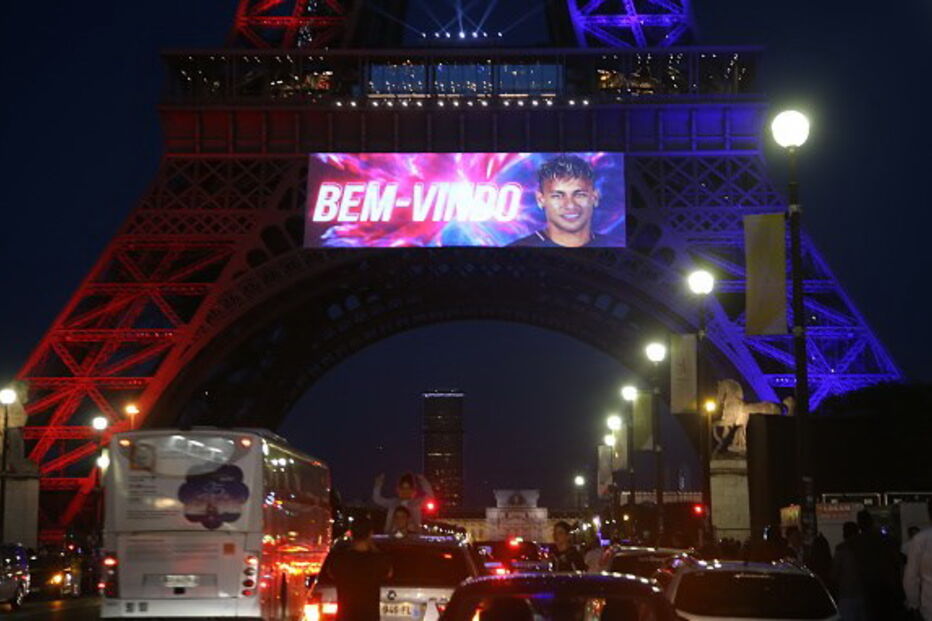 Tributo feito na Torre Eiffel