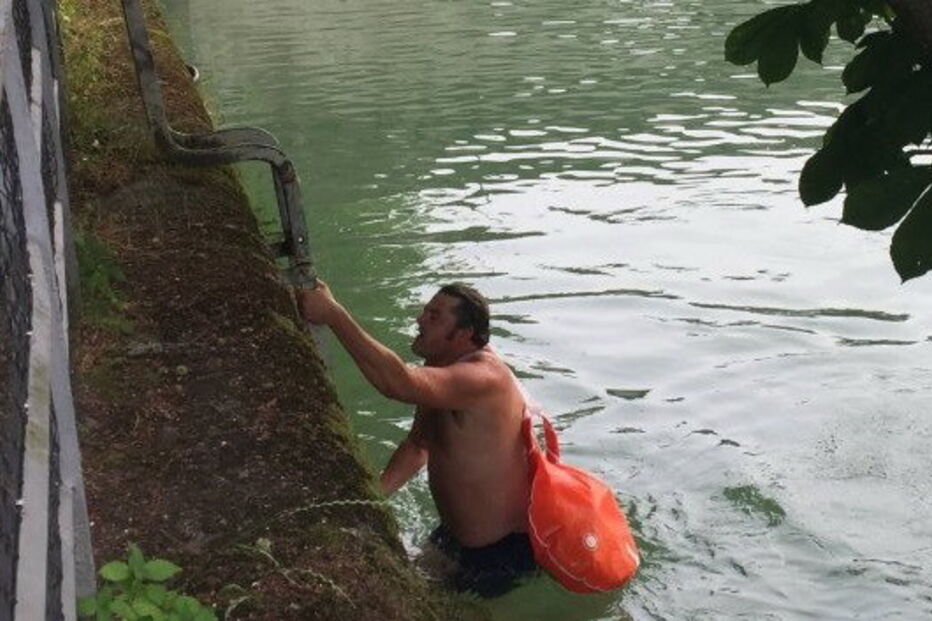 Benjamin David vai a nado para o trabalho em Munique, na Alemanha