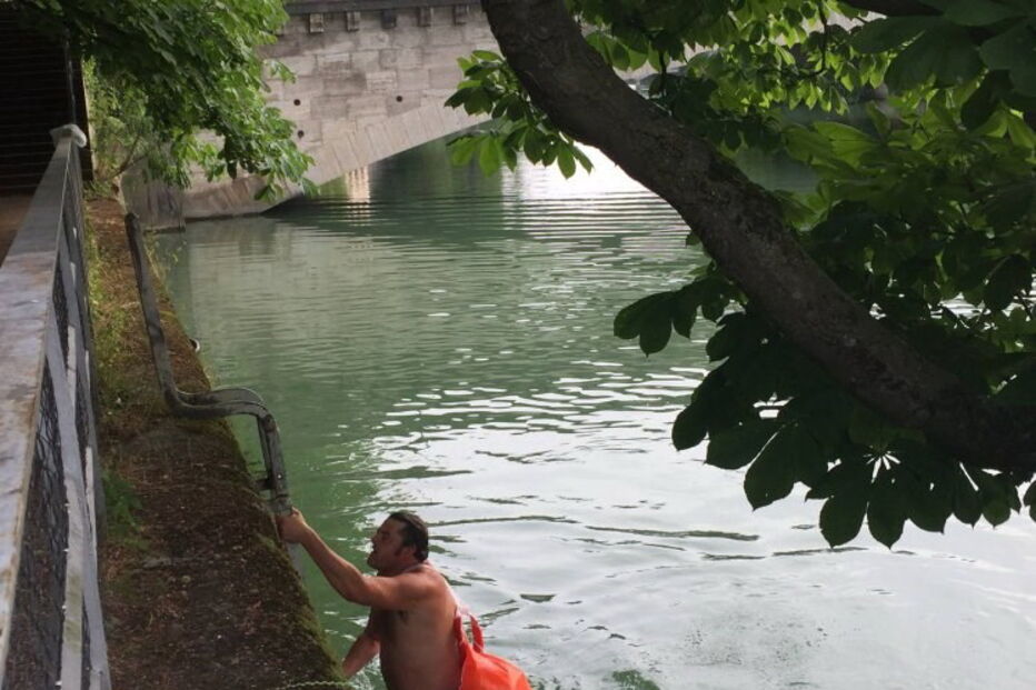 Benjamin David vai a nado para o trabalho em Munique, na Alemanha