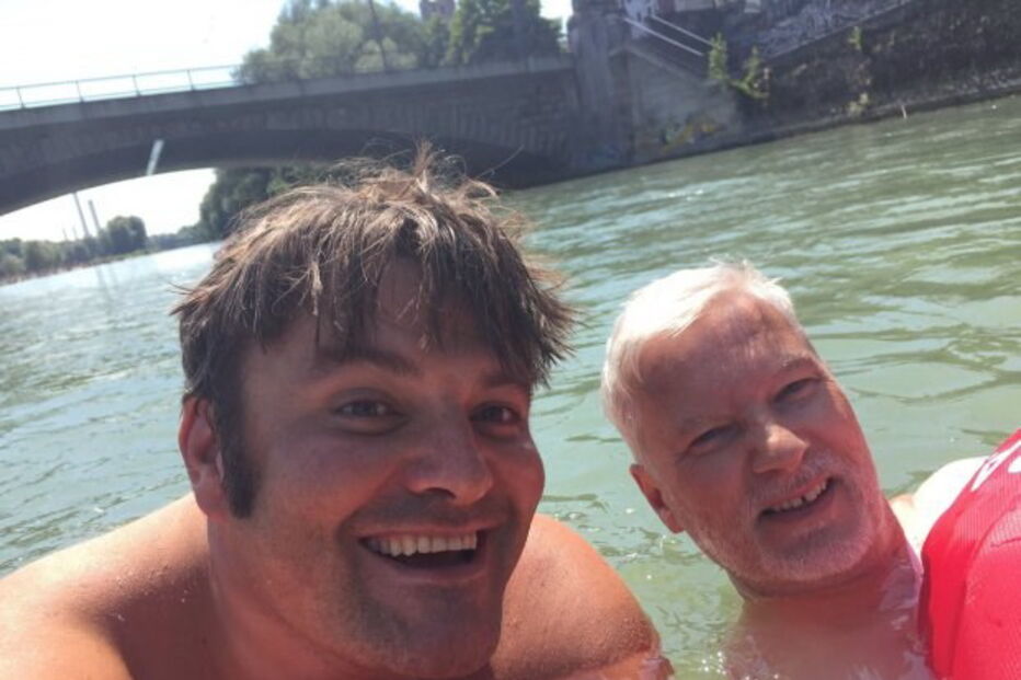 Benjamin David vai a nado para o trabalho em Munique, na Alemanha