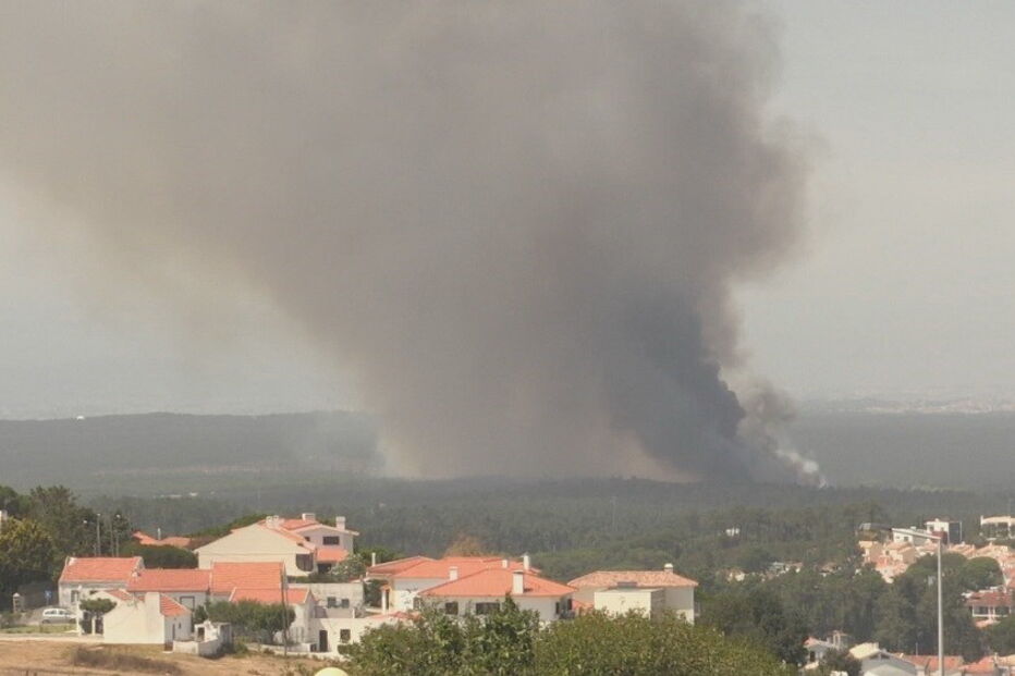 Incêndio em Lagoa de Albufeira, em Sesimbra