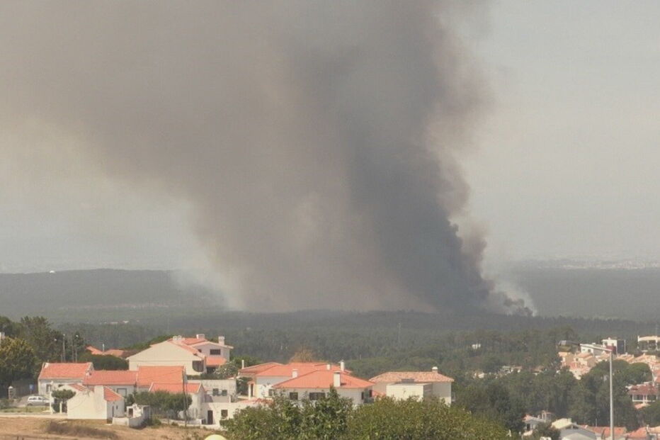 Incêndio em Lagoa de Albufeira, em Sesimbra
