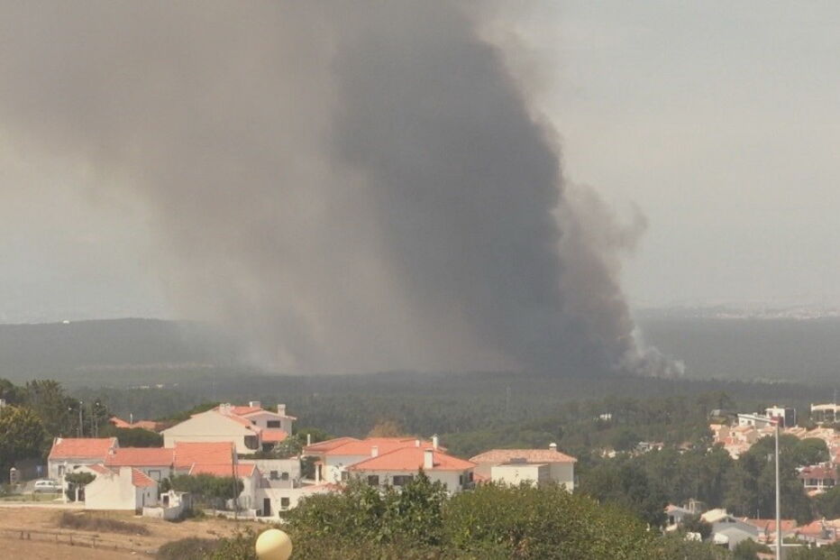 Incêndio em Lagoa de Albufeira, em Sesimbra
