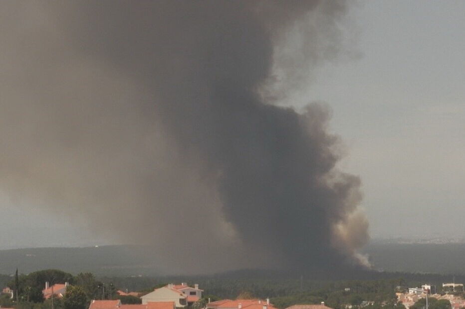 Incêndio em Lagoa de Albufeira, em Sesimbra
