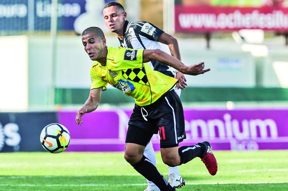 Pedro Sá (Portimonense) tenta tirar a bola a Tahar, que entrou na segunda parte para o ataque dos axadrezados   