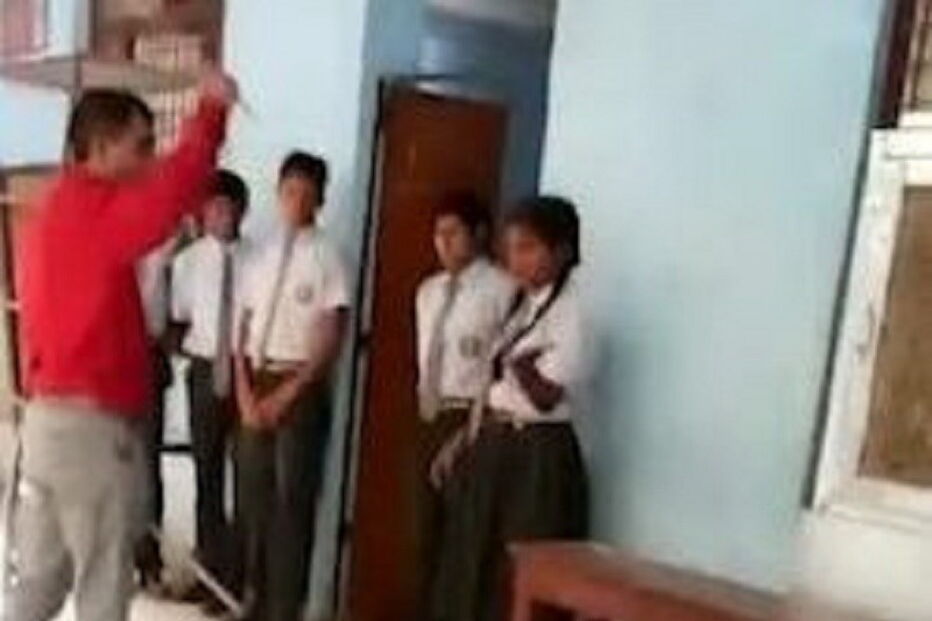 Professor foi filmado a agredir alunos com paus e varas