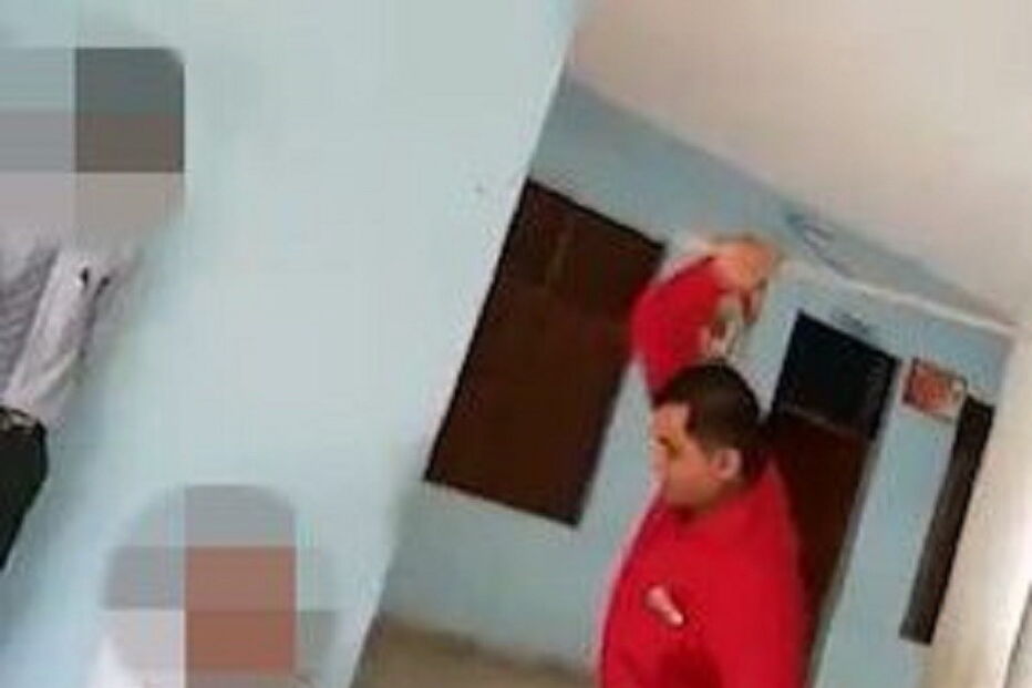 Professor foi filmado a agredir alunos com paus e varas