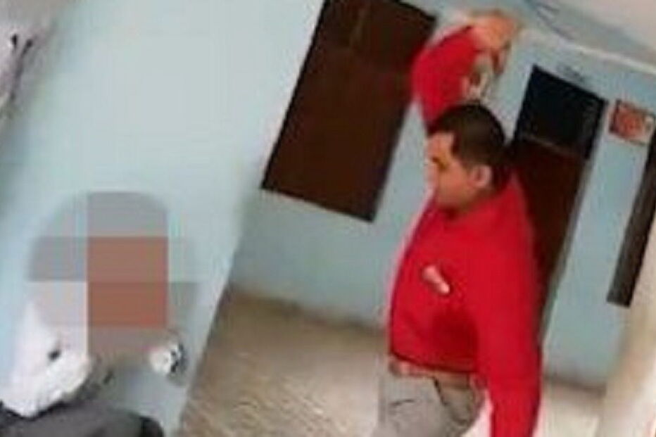 Professor foi filmado a agredir alunos com paus e varas