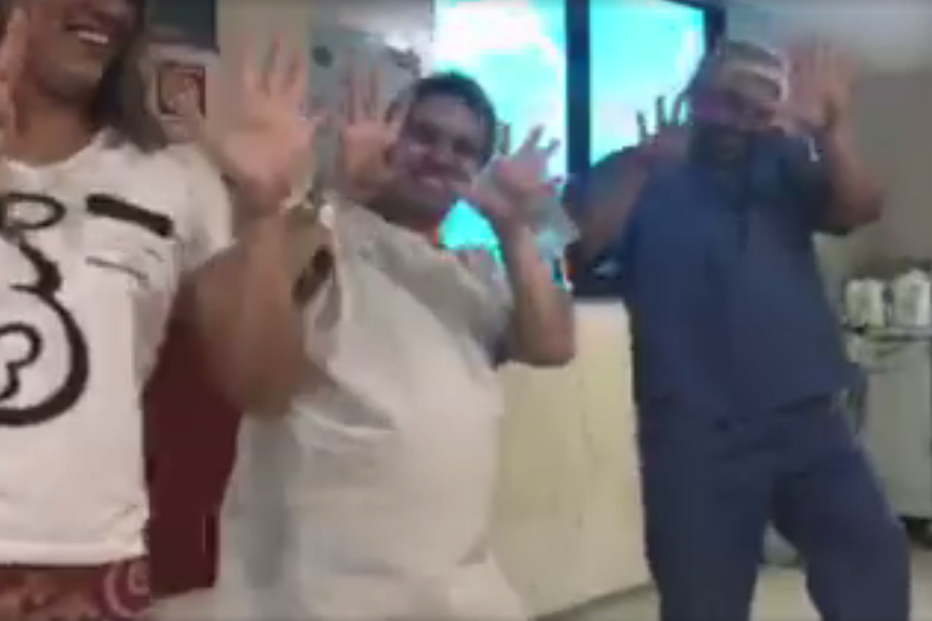 Médico dança ‘Despacito’ com grávida em trabalho de parto