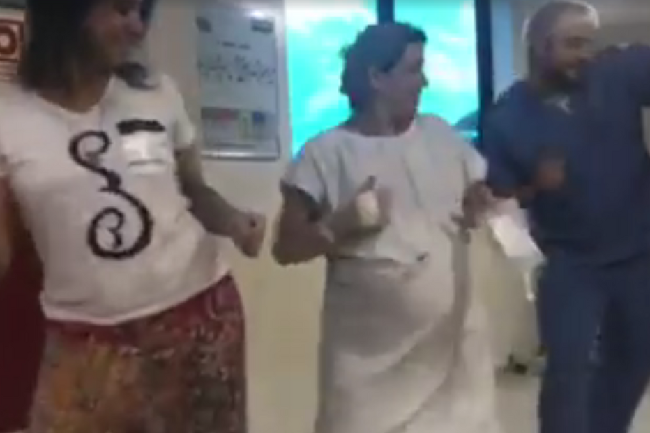 Médico dança ‘Despacito’ com grávida em trabalho de parto