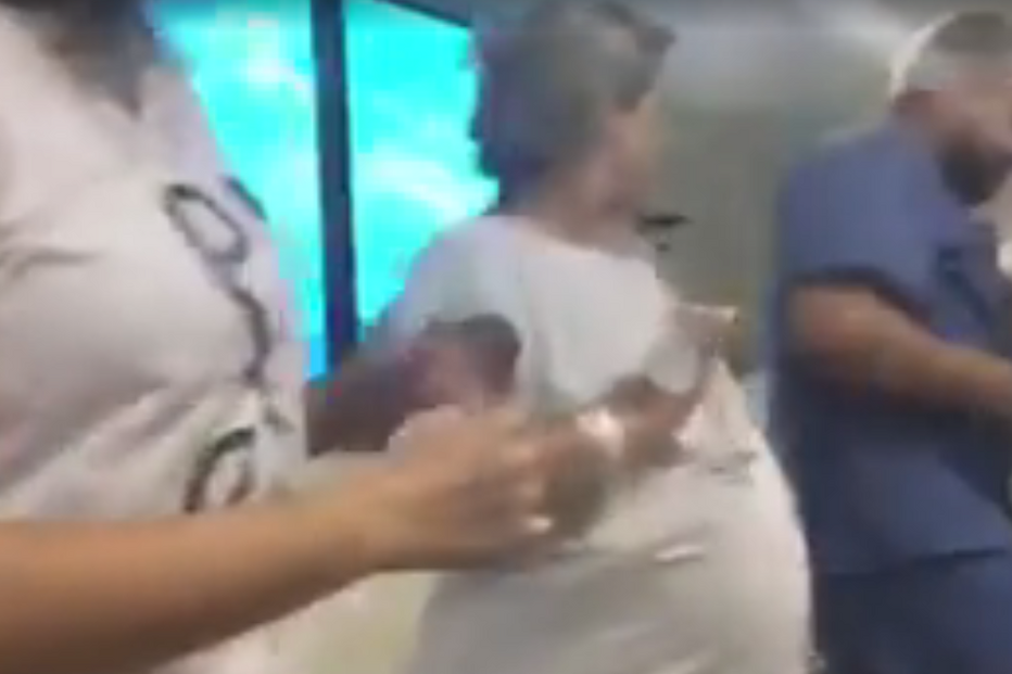 Médico dança ‘Despacito’ com grávida em trabalho de parto