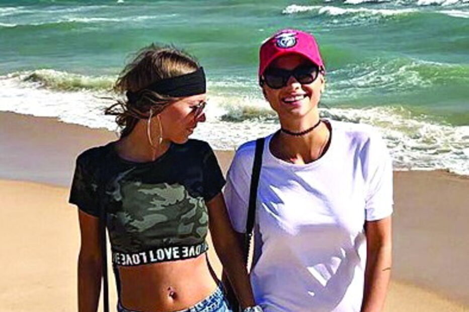 2017-08-10_01_12.46 A jovem com uma amiga no Algarve.jpg