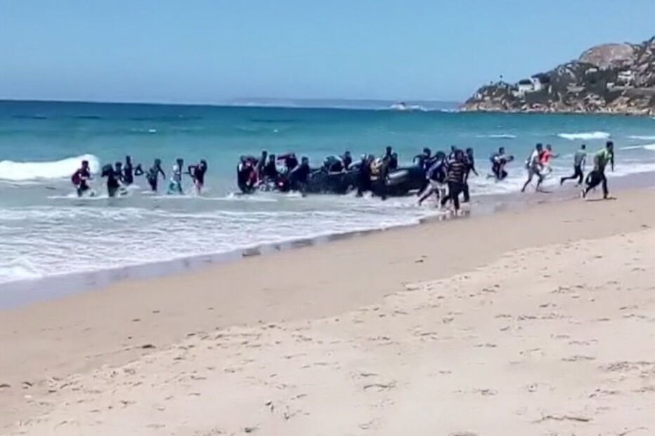 Migrantes africanos dão à costa em praia de Cadiz
